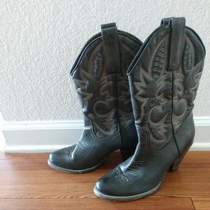 Size 9 cowboy boots.